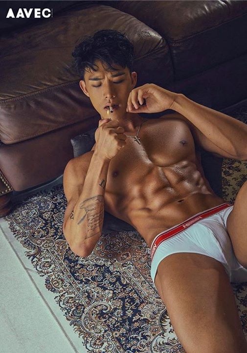 Nam vũ công nóng bỏng giật hết spotlight của Sunmi