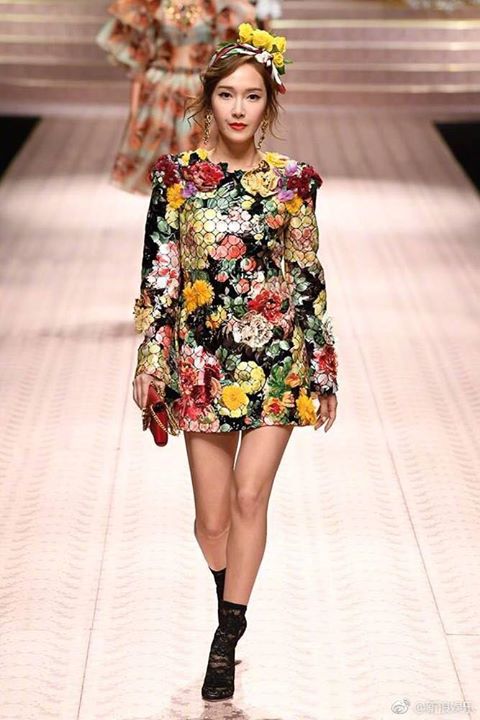 Jessica sải bước trên sàn catwalk của show Dolce & Gabbana tại Tuần lễ thời trang Milan. Các nữ đại diện khác của Châu Á gồm Địch Lê Nhiệt Ba (Trung Quốc), Miyoshi Ayaka (Nhật Bản) và Mai Davika (Thái Lan)