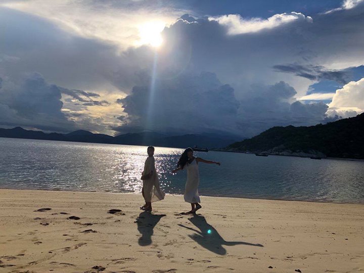 MAMAMOO Hwasa và Wheein đi du lịch kỷ niệm 10 năm tình bạn tại MerPerle Hòn Tằm Resort, Nha Trang