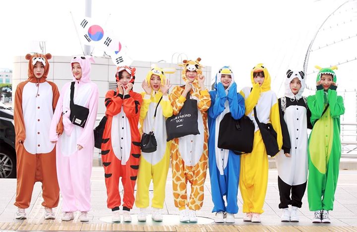 fromis_9 mặc pijama thú bông tại sân bay xuất phát đi KCON Thái Lan