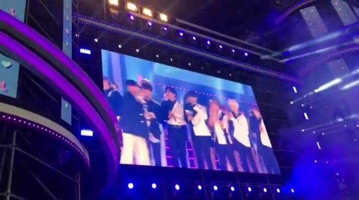 X1 thắng cúp đầu với ”Flash” trên SBS MTV The Show - Pohang K-Pop Concert special hôm nay (phát sóng ngày 3/9)”, phá kỉ lục WINNER trở thành nhóm nhạc Tân binh đoạt cúp nhanh nhất chỉ sau 5 ngày debut